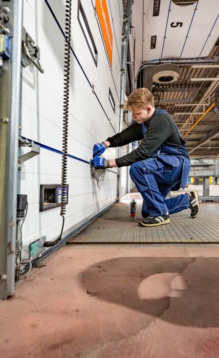 Matex medewerker aan het werk bij een overheaddeur