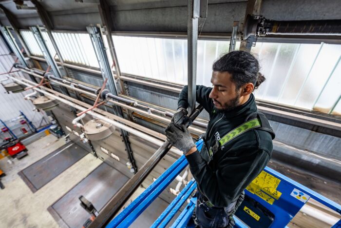 Monteur werkt aan overheaddeur